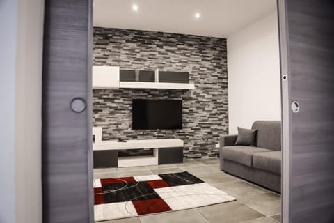 Communal lounge/ TV room, Bed, TV and multimedia, Living room, Lounge or bar, Food and drinks, Photo of the whole room, Seating area