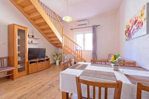 TV and multimedia, Living room, Seating area, Dining area