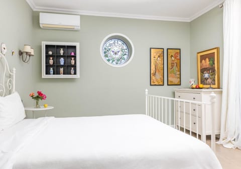 Bed, Photo of the whole room, Decorative detail, Bedroom, air conditioner