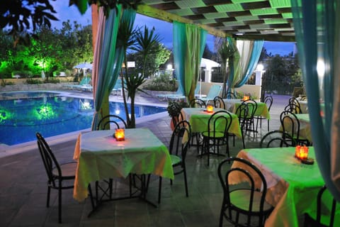 Restaurant/places to eat, Lounge or bar, Pool view