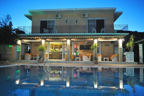Property building, Patio, Restaurant/places to eat, Lounge or bar, Swimming pool, Sunset