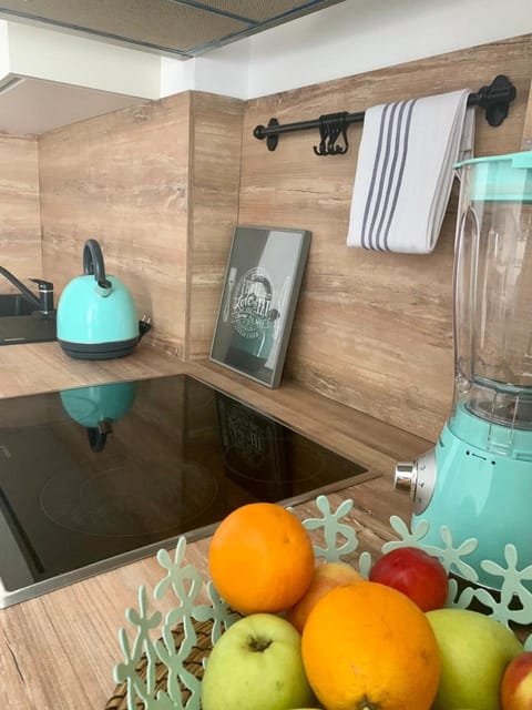 Kitchen or kitchenette, minibar, toaster