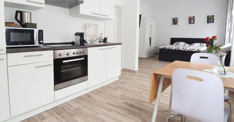 Coffee/tea facilities, Kitchen or kitchenette, Living room, Dining area