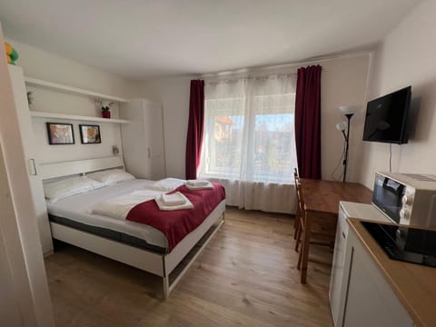 TV and multimedia, Photo of the whole room, Bedroom