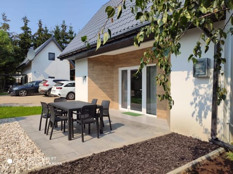 Property building, Patio, Facade/entrance