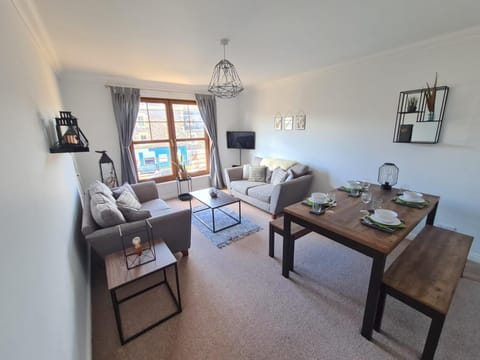 TV and multimedia, Living room, Seating area, Dining area