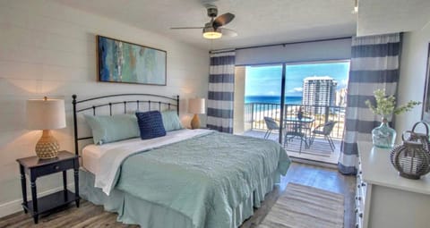 Photo of the whole room, Sea view