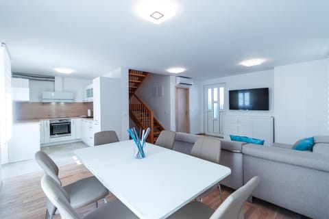 TV and multimedia, Kitchen or kitchenette, Photo of the whole room, Seating area, Dining area