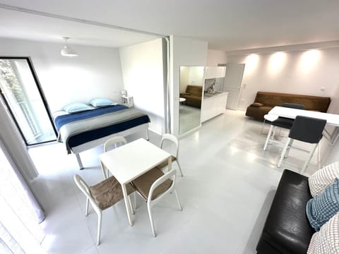Bed, Kitchen or kitchenette, Living room, Photo of the whole room, Seating area, Dining area, Bedroom, internet