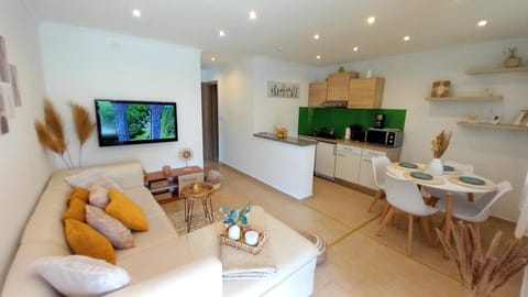 TV and multimedia, Kitchen or kitchenette, Living room, Seating area, Dining area
