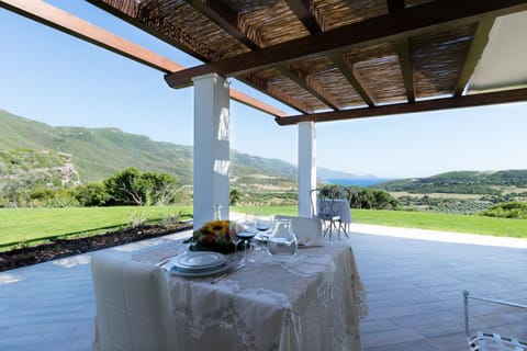 Patio, Natural landscape, View (from property/room), Balcony/Terrace, Food and drinks, Dining area, Mountain view, Breakfast