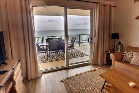Barefoot Bliss - beachfront condo - sleeps 12 Apartment in Long Beach