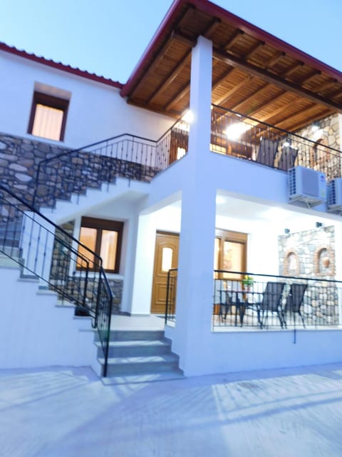 Property building, Patio, Facade/entrance