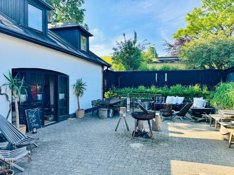 Property building, Patio, Garden, Garden, Seating area, Garden view, sunbed, Internal: Not applicable to any particular room