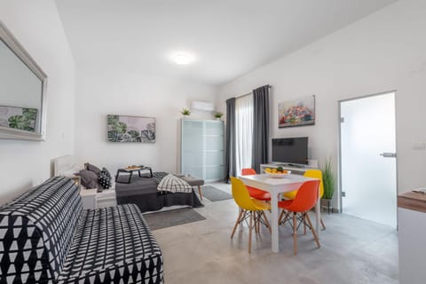 Bed, TV and multimedia, Dining area