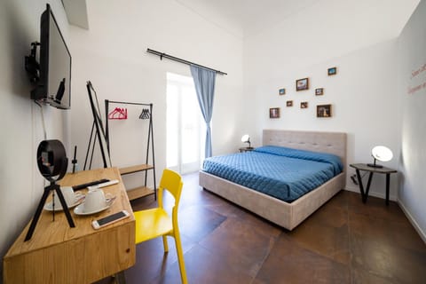 Communal lounge/ TV room, Bed, TV and multimedia, Photo of the whole room, Seating area, Evening entertainment, Bedroom