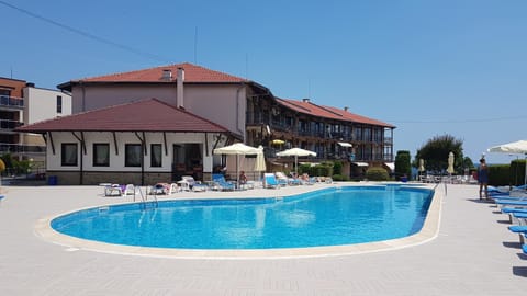 Patio, Facade/entrance, BBQ facilities, Garden, Balcony/Terrace, Floor plan, Beach, Pool view, Sea view, Sea view, Swimming pool, young children, older children, Family, Quiet street view, Inner courtyard view