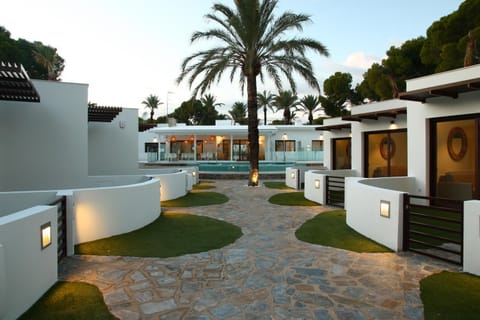 Property building, Facade/entrance, Garden, Garden view, Swimming pool, Facility for disabled guests