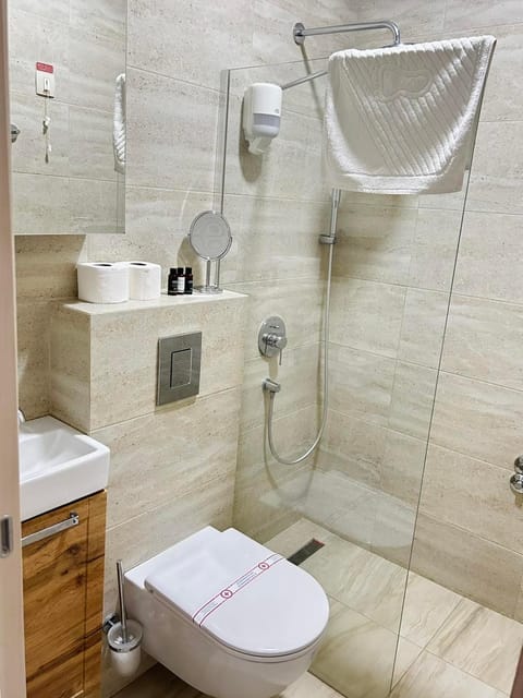 Shower, Toilet, Bathroom, towels