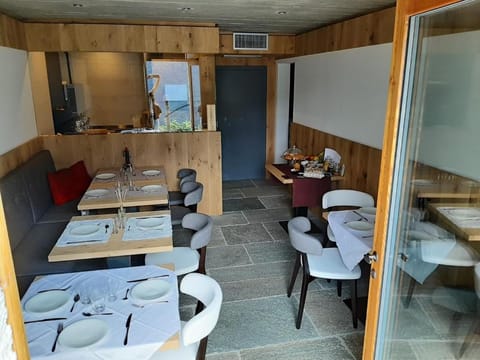 Restaurant/places to eat, Communal kitchen