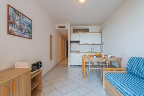 Kitchen or kitchenette, Living room, Seating area, Dining area, minibar, pet friendly, stove