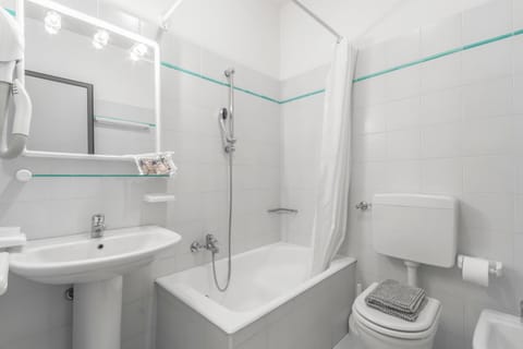 Toilet, Bathroom, Bath, bidet, towels