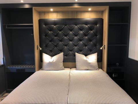 Facade/entrance, Bed, Photo of the whole room, Bedroom