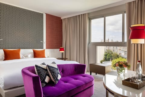 Bed, Day, Bedroom, City view, Inner courtyard view