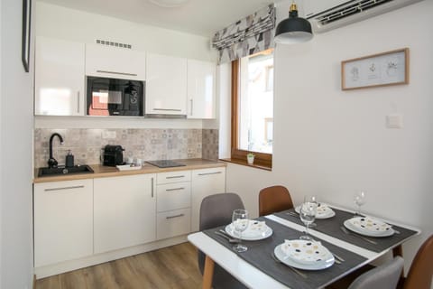 Coffee/tea facilities, Kitchen or kitchenette, Dining area