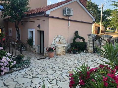 Property building, Patio, Facade/entrance