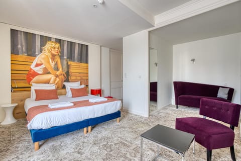 Bed, Living room, Bedroom