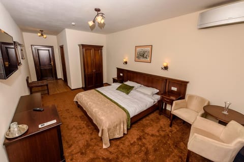 Bed, TV and multimedia, Photo of the whole room, Seating area, Bedroom, towels, air conditioner