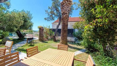Patio, Spring, Day, Garden, Dining area, Garden view