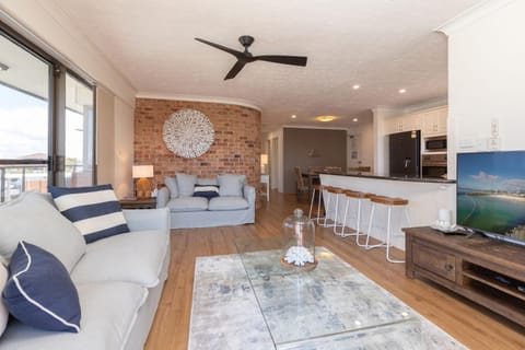 TV and multimedia, Kitchen or kitchenette, Living room, Seating area, Dining area