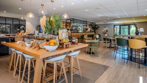 Restaurant/places to eat, Food and drinks, Banquet/Function facilities, Seating area, Food, Breakfast, Buffet breakfast, Drinks