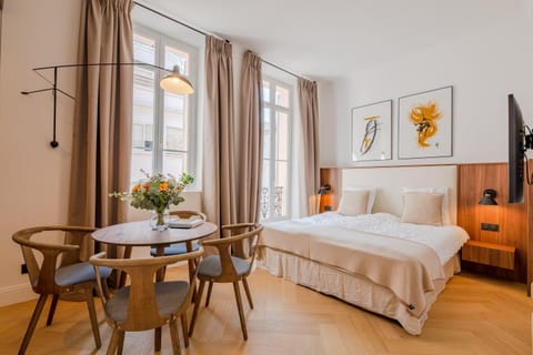 Bed, TV and multimedia, Photo of the whole room, Dining area, Bedroom