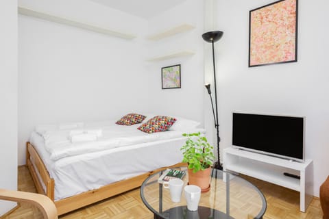 Bed, TV and multimedia, Living room