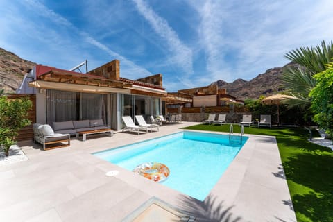 Property building, Day, Pool view, Swimming pool, sunbed