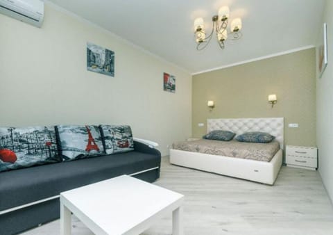 Bed, Photo of the whole room, Seating area, Bedroom