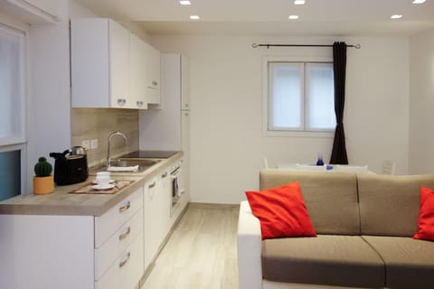 Kitchen or kitchenette, Living room, Seating area, pet friendly, stove