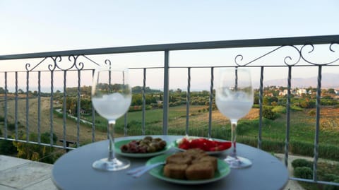 Balcony/Terrace, Food and drinks, Drinks