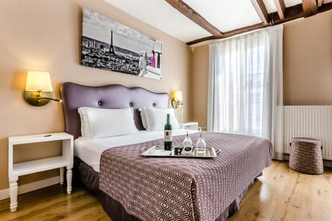 Bed, Photo of the whole room, Decorative detail, Bedroom