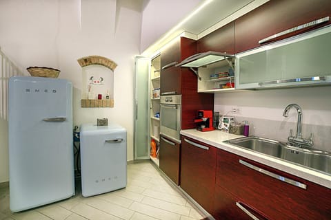 Kitchen or kitchenette, dishwasher, minibar, oven