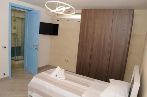 Communal lounge/ TV room, Bed, TV and multimedia, Bedroom, internet, towels, wardrobe, air conditioner