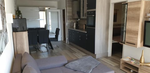 Communal lounge/ TV room, TV and multimedia, Living room, Seating area, Dining area