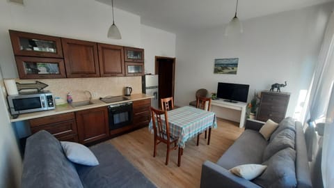 Kitchen or kitchenette, Dining area, minibar, pet friendly