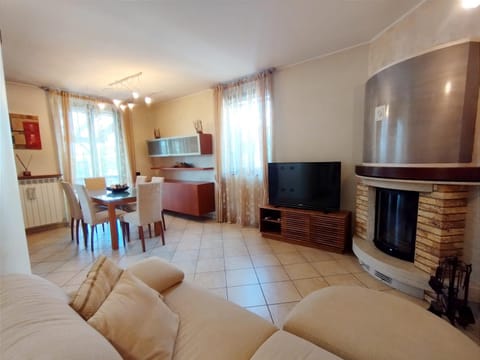Communal lounge/ TV room, TV and multimedia, Living room, Seating area, Evening entertainment