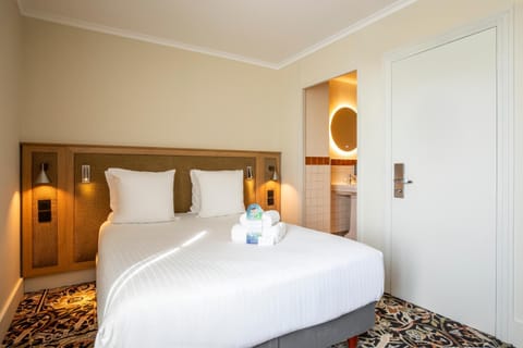 Property building, Bed, Photo of the whole room