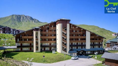 Property building, Spring, Day, Natural landscape, Mountain view, Parking