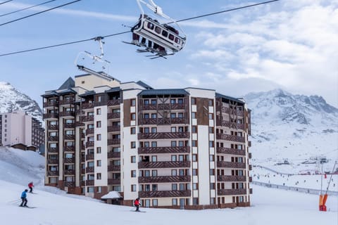 Property building, Day, People, Natural landscape, Winter, Skiing, Mountain view, group of guests